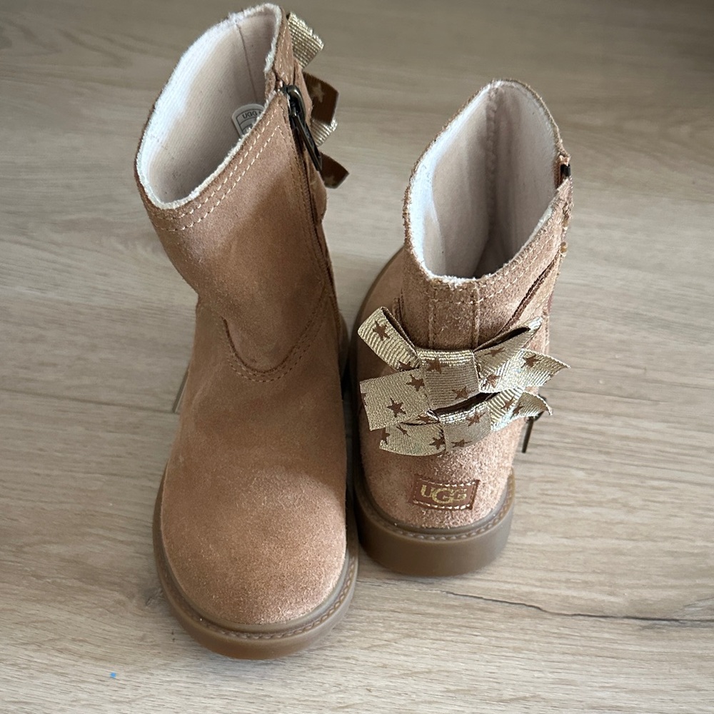 UGG Girls Tillee Tan Suede Boots with Gold Star Bow Toddler size 9